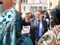 Nicolás Sarkozy saluda en un refugio para mujeres el pasado abril. 

